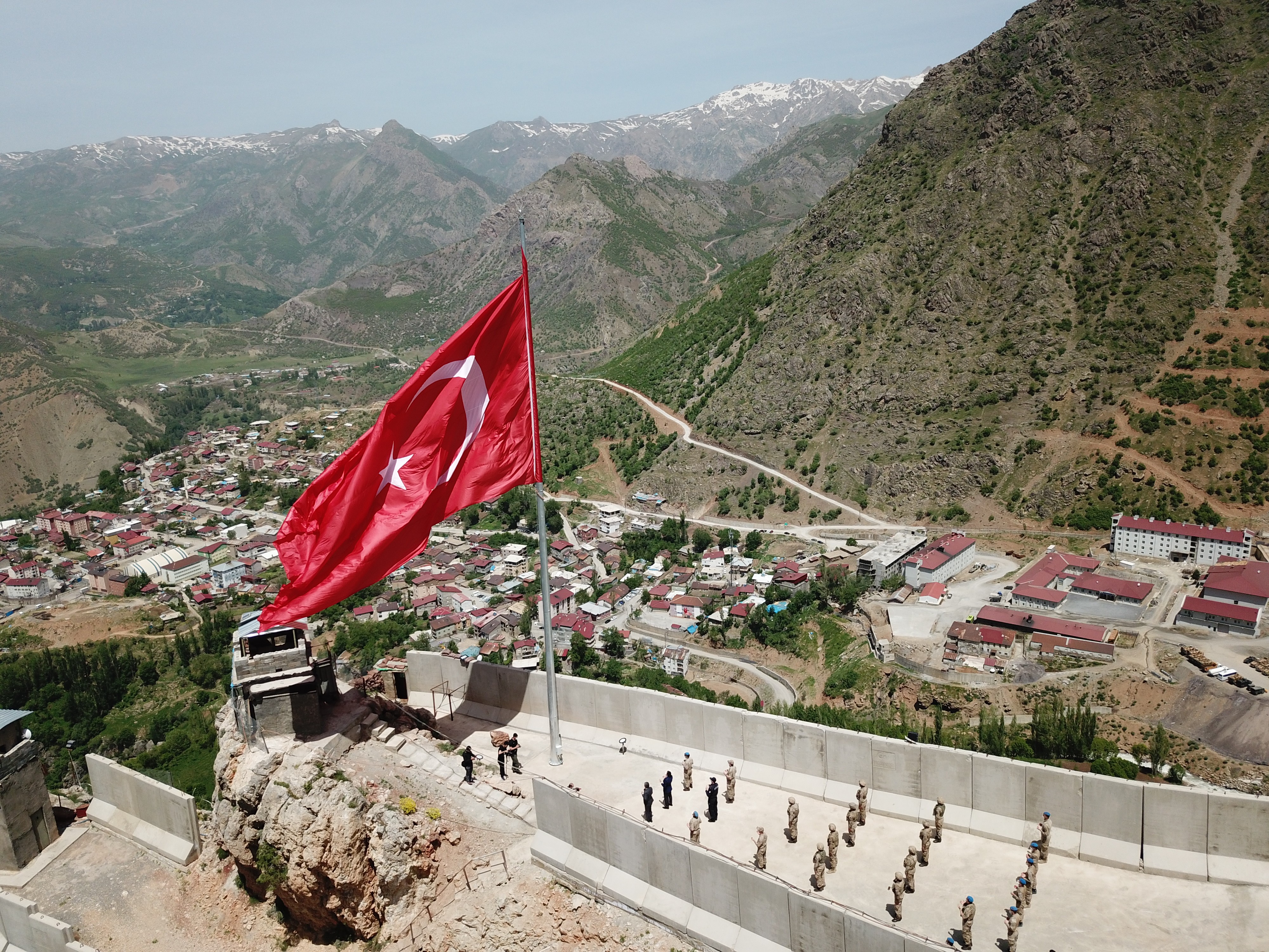 KATO DAĞI'NDA ŞEHİT DÜŞEN 10 ASKER ANISINA DEV TÜRK BAYRAĞI DİKİLDİ