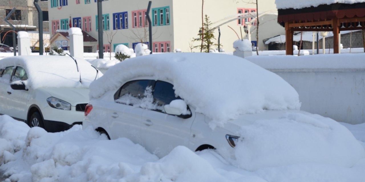 Meteoroloji Turuncu Kod İle Uyarmıştı! Beytüşşebap’ta Kar Yağışı Hayatı Felç Etti