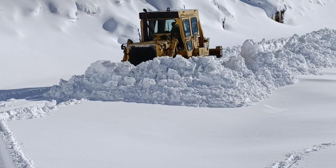 Şırnak'ta Ekiplerin Karla Kaplı Köy Yollarını Açma Çalışmaları Devam Ediyor