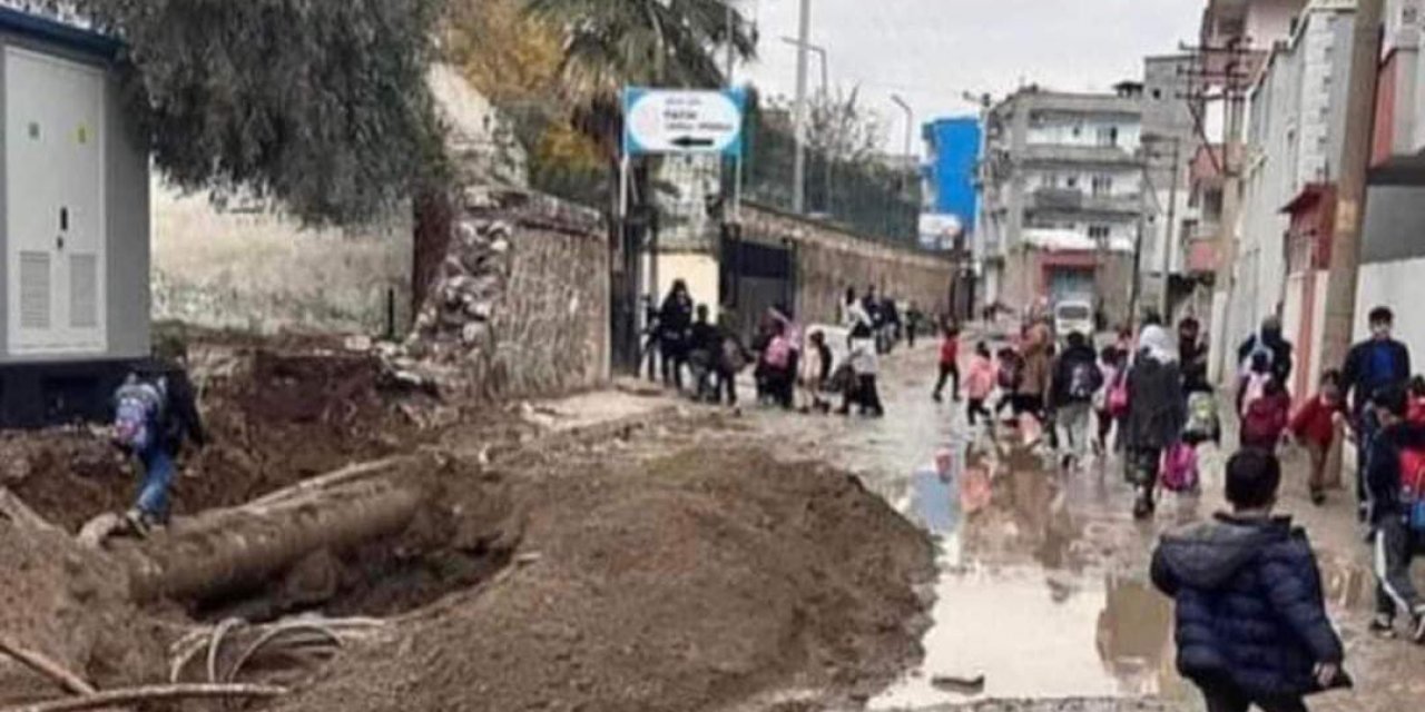 Vatandaştan DEDAŞ’a Tepki ! Bu Mahalledeki yollar çocuklar için tehlike saçıyor