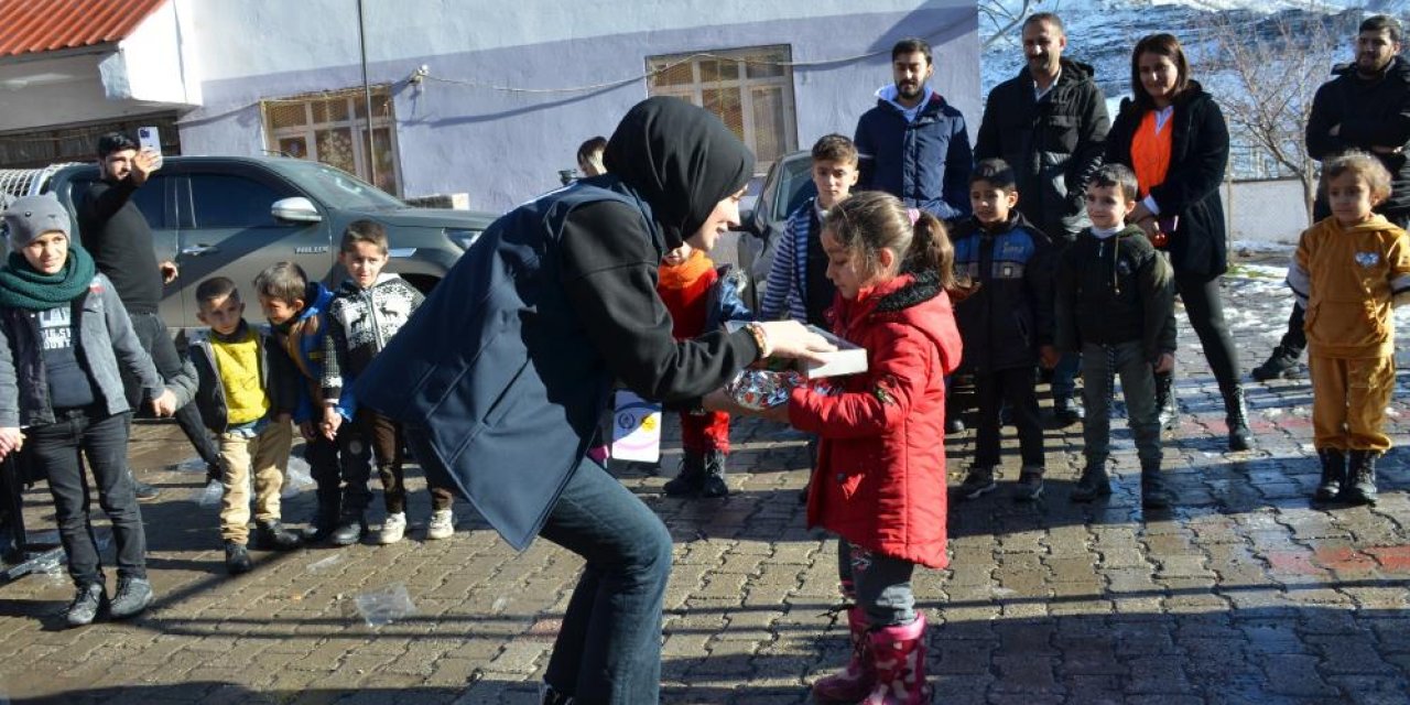 Şırnak'ta İhtiyaç Sahibi 200 Öğrenciye Kışlık Bot ve Hediye Verildi