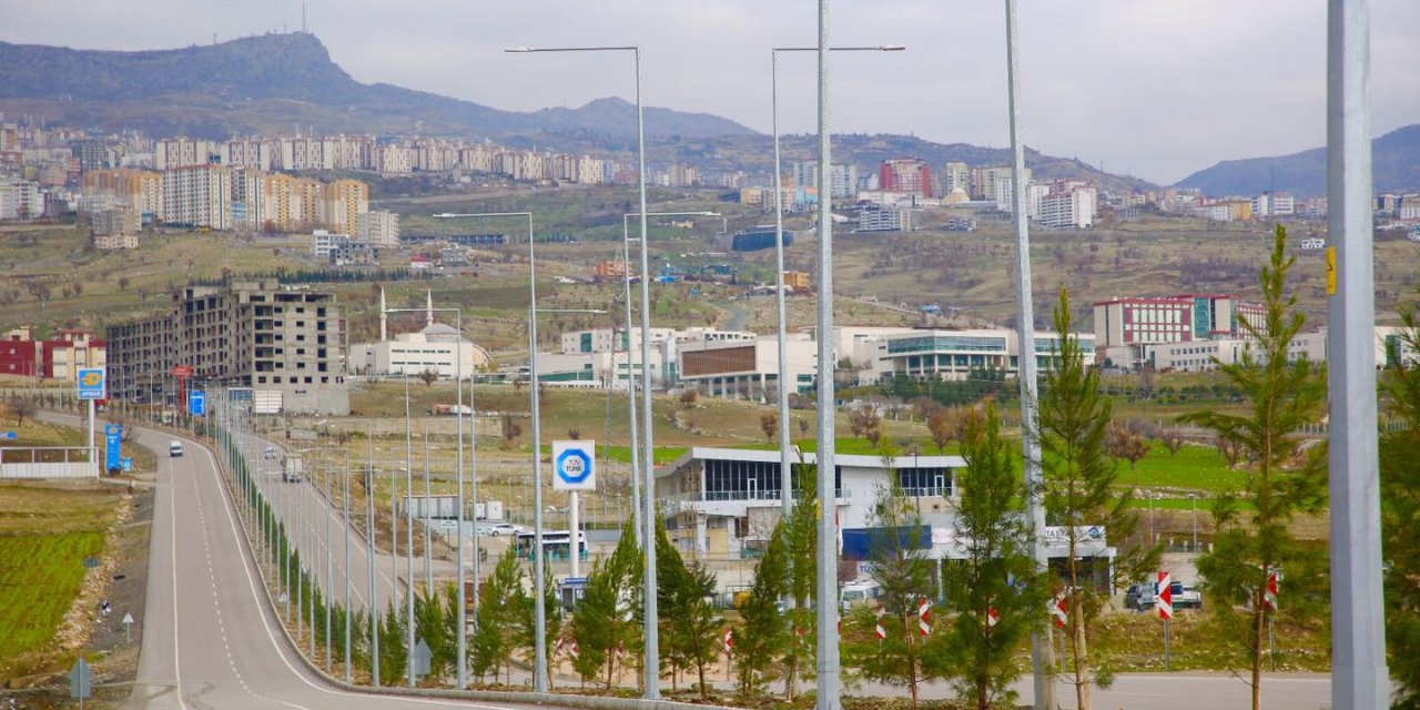 Şırnak Belediyesi’nin Yeni Yol Projesi Hem Ulaşımı Hem de Şehri Aydınlattı