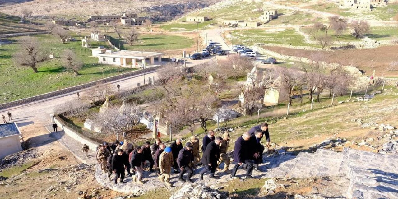 Şırnak Valisi Atay, Ezidi Mezarlığını ziyaret etti