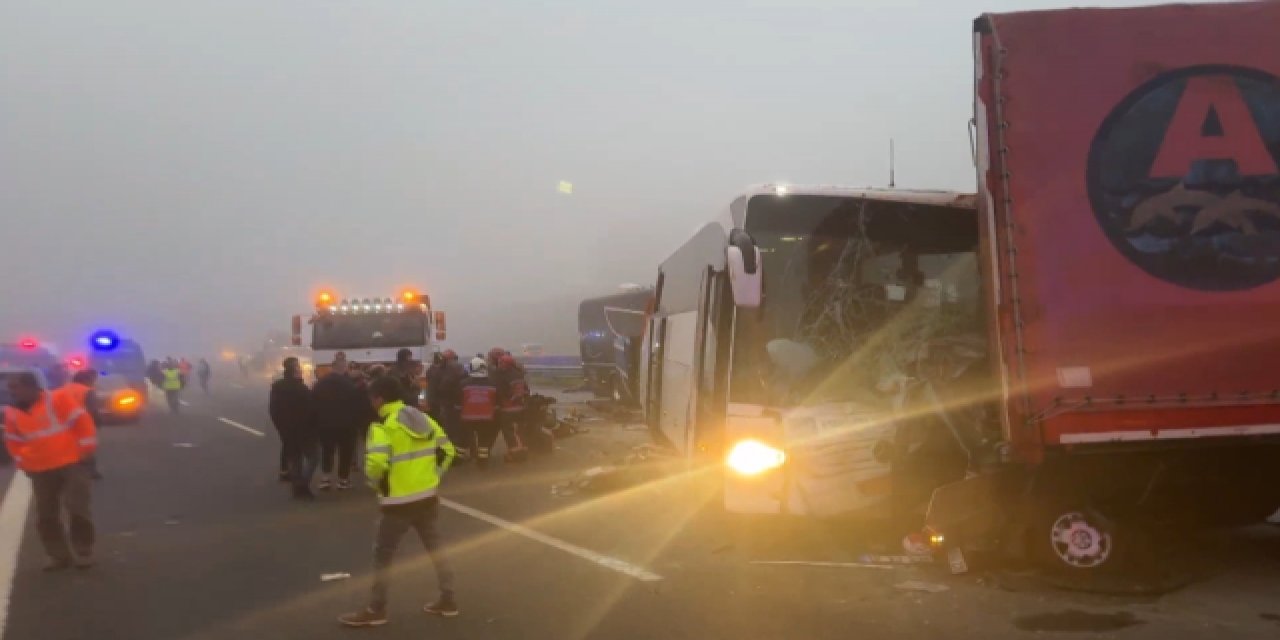Zincirleme Kaza: Yolcu Otobüsü ve Tır Çarpıştı 11 Ölü 57 Yaralı