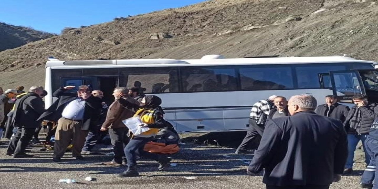 Yolcu Otobüsü Kaza Yaptı 27 Kişi Yaralandı