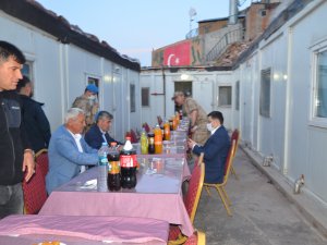 BEYTÜŞŞEBAP KAYMAKAMI PENDİK, KATO DAĞINDA NÖBET TUTAN MEHMETÇİKLE İFTAR AÇTI