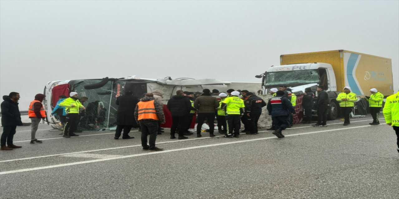 Yolcu Otobüsü ve Tır Çarpıştı: 4 Kişi Hayatını Kaybetti 36 Kişi Yaralandı