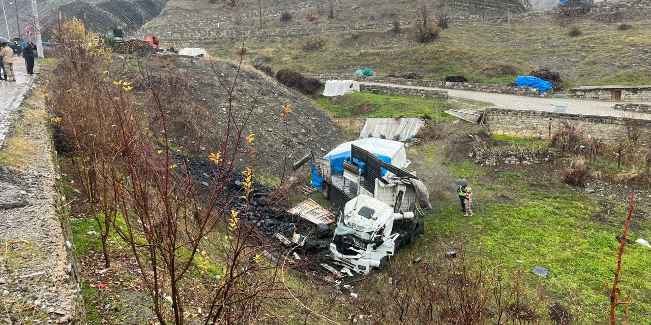 Şırnak’ta Kömür Yüklü Kamyon Devrildi:1 Yaralı