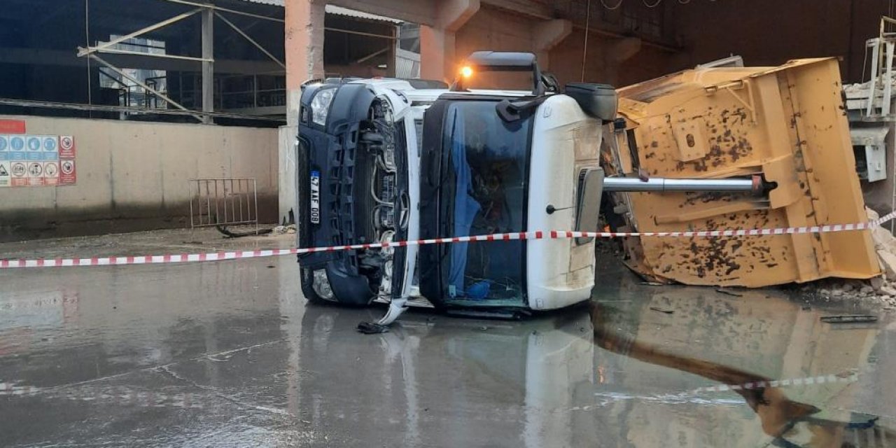 Mardin'de hafriyat kamyonu devrildi: 2 yaralı