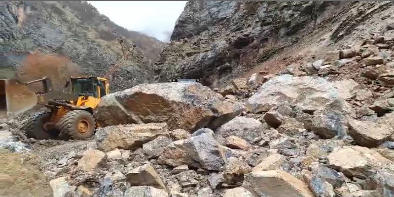 Şırnak-Hakkari Yolunda Heyelan! Yol Ulaşıma Kapandı