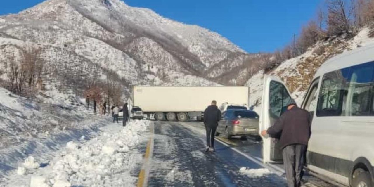 Şırnak'ta Bu Yolu Kullanan Sürücüler Dikkat! Aşırı Buzlanmadan ve Meydana Gelen Kazadan Yol Kapandı