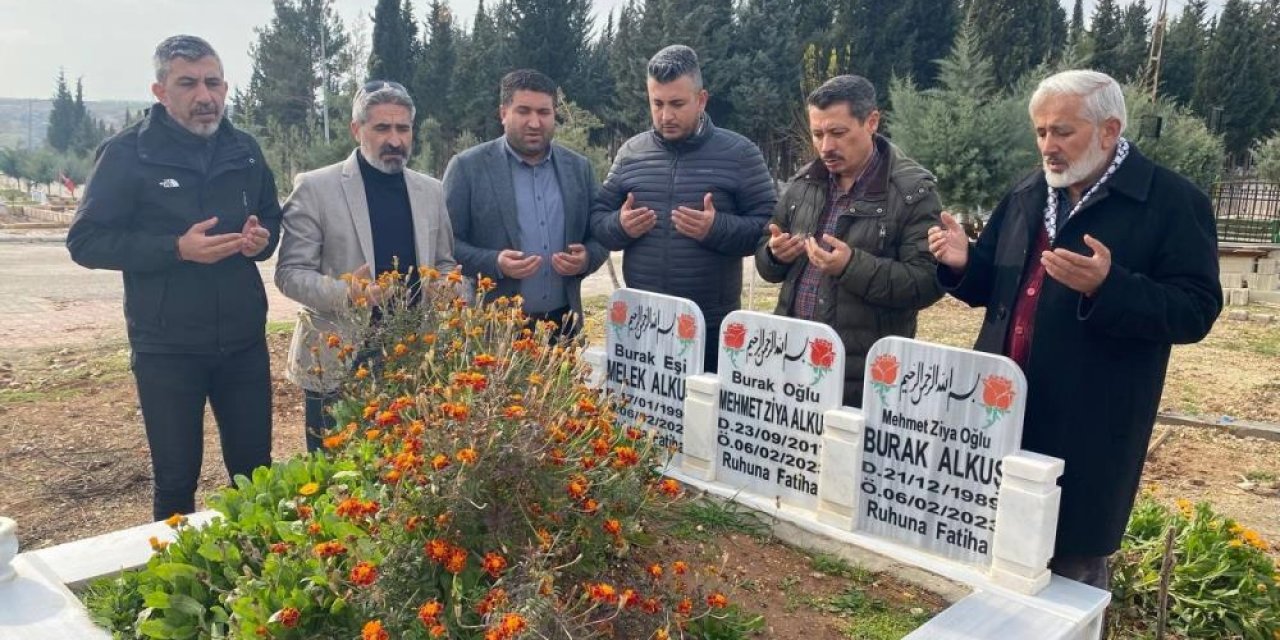 Depremde Hayatını Kaybeden Gazeteciler Mezarları Başında Anıldı