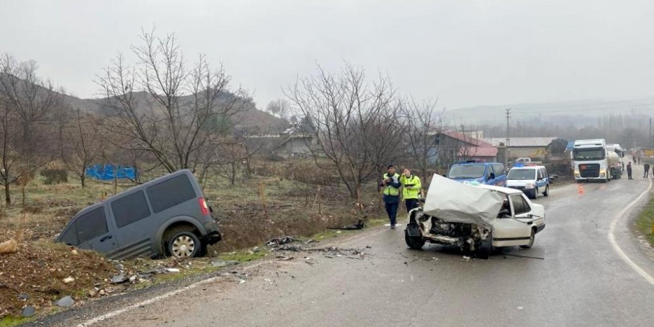 Polis Aracı ile Otomobil Çarpıştı: 2'si Polis 4 Kişi Yaralandı