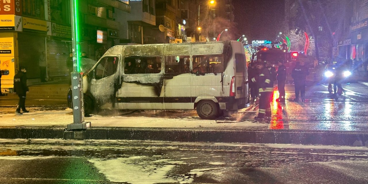 Yolcu Minibüsü Alev Aldı: Yolcular Son Anda Kurtuldu