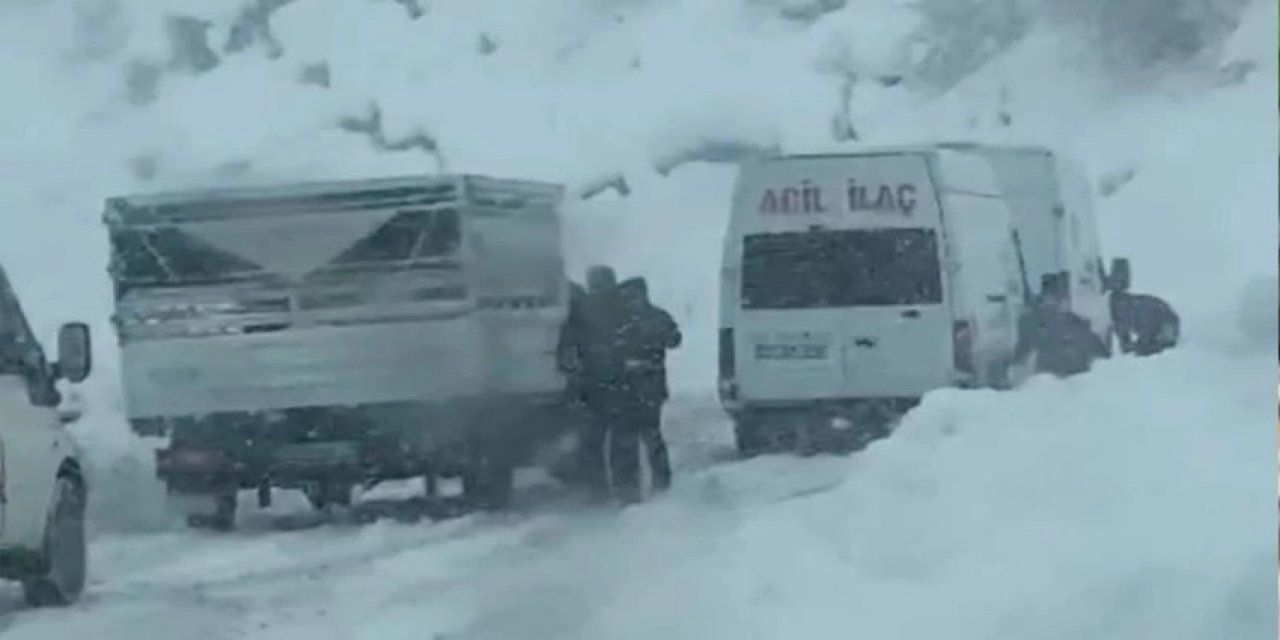 Hakkari-Şemdinli yolunda kar felaketi! Onlarca araç mahsur kaldı