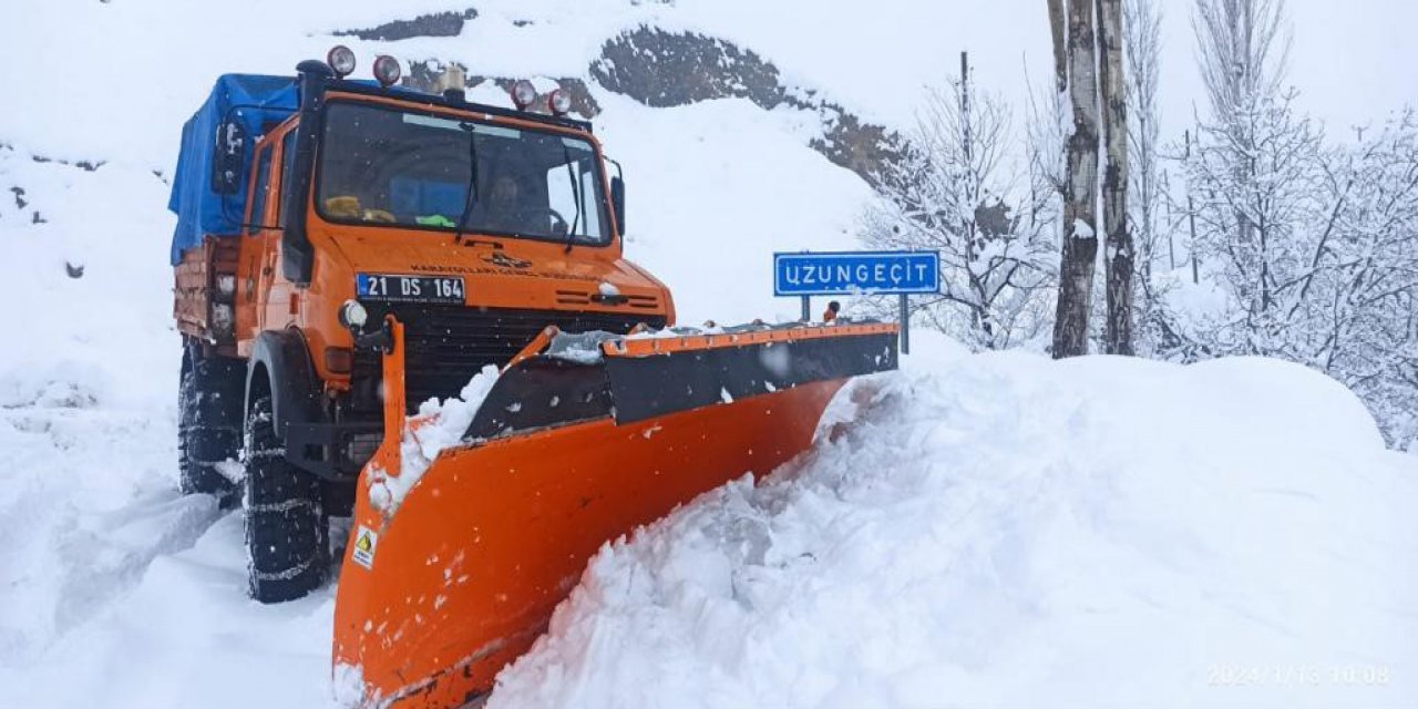 Beytüşşebap’ta 20 köy yolu kara teslim oldu! Kar Kalınlığı 1 Metreyi Geçti