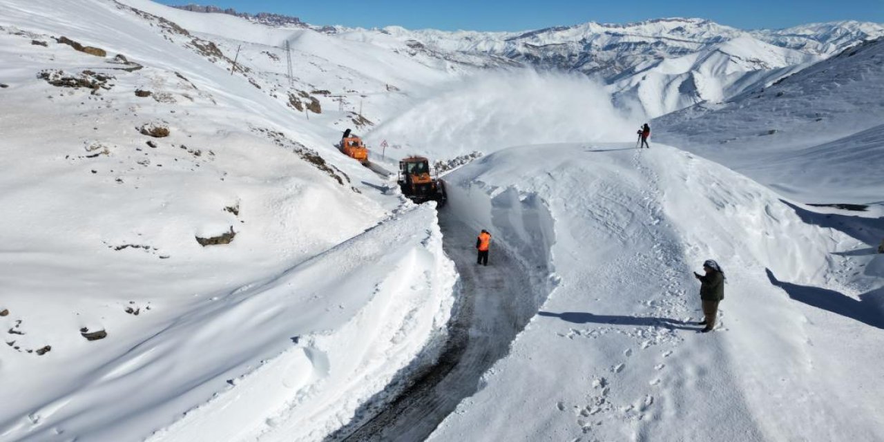 Şırnak'ta Kar Kalınlığı 2 Metreyi Aştı: Ekiplerin Zorlu Mesaisi
