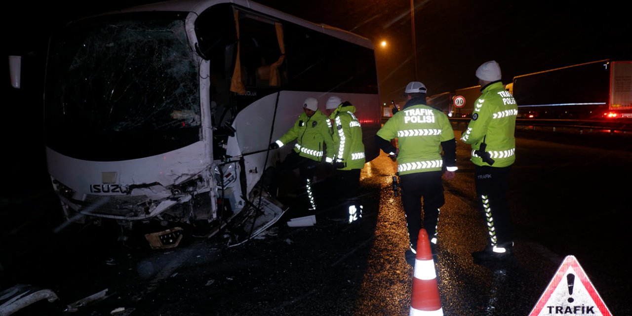 Polis aracı ile otobüs çarpıştı: 11 yaralı