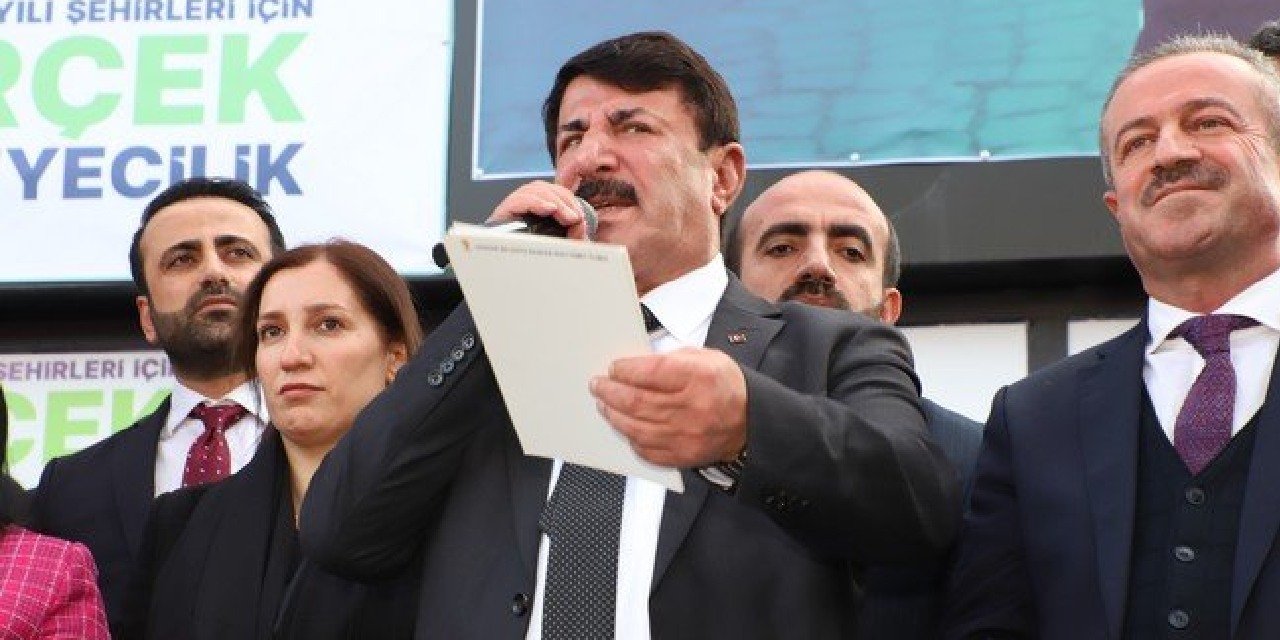 AK Parti’nin Hakkari adayı, ayağının tozu ile bir çok vaatlerde bulundu