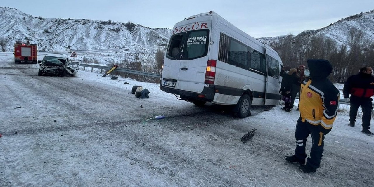 Yolcu Minibüsü İle Hafif Ticari Araç Çarpıştı: 16 Yaralı