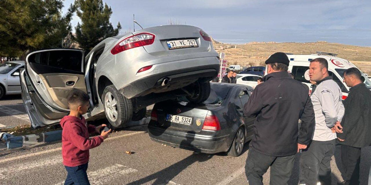 Mardin'de İlginç Kaza: Otomobil Çarptığı Otomobilin Üstüne Çıktı