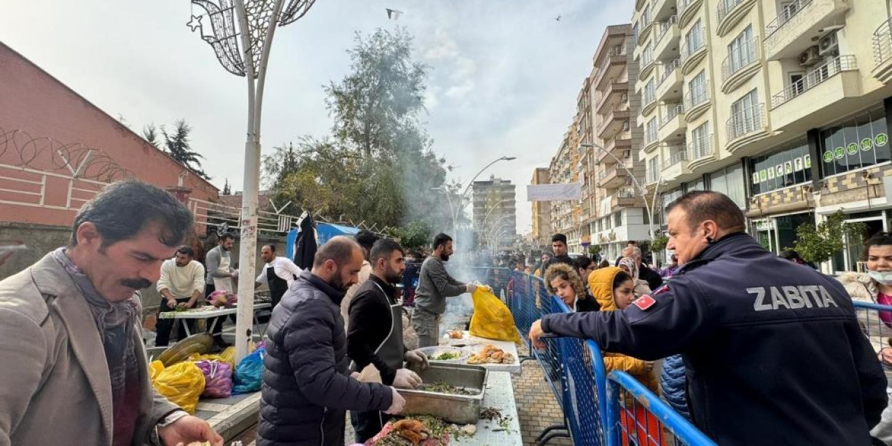 Mardin'de düzenlenen festivalde 1 ton hamsi dağıtıldı