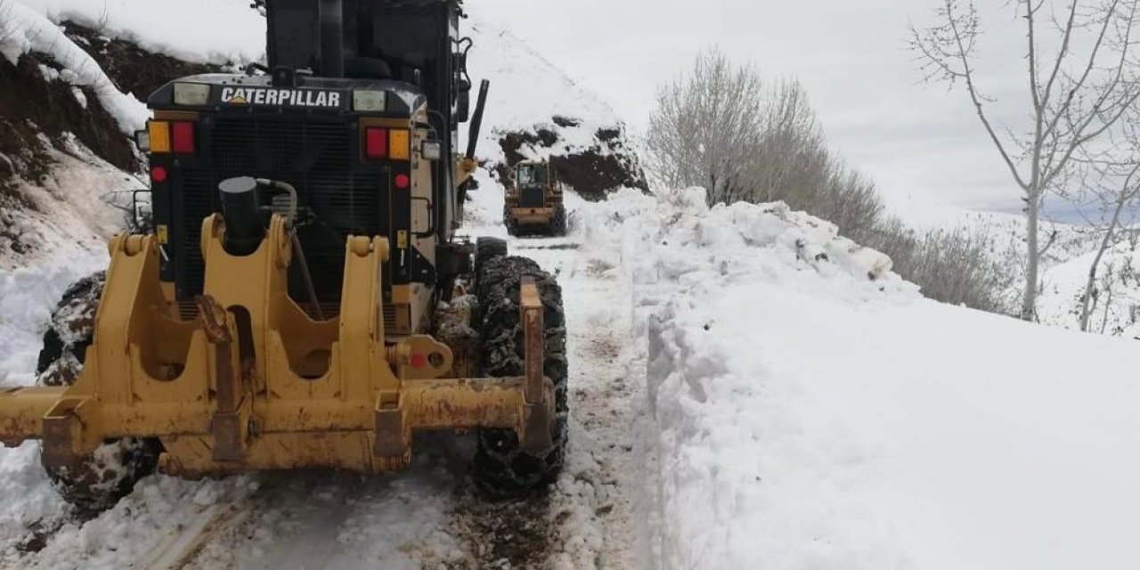 Kardan kapanan köy yolları günler sonra ulaşıma açıldı