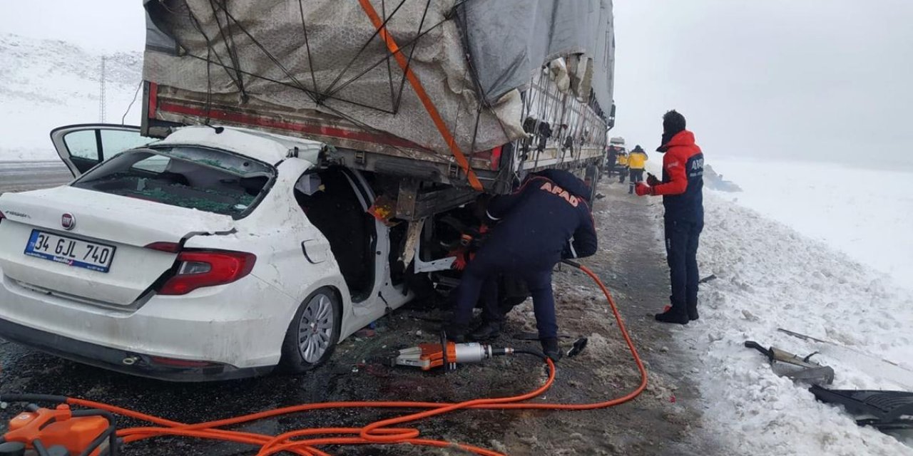 Otomobil yol kenarında duran tıra çarptı, 2 kişi öldü