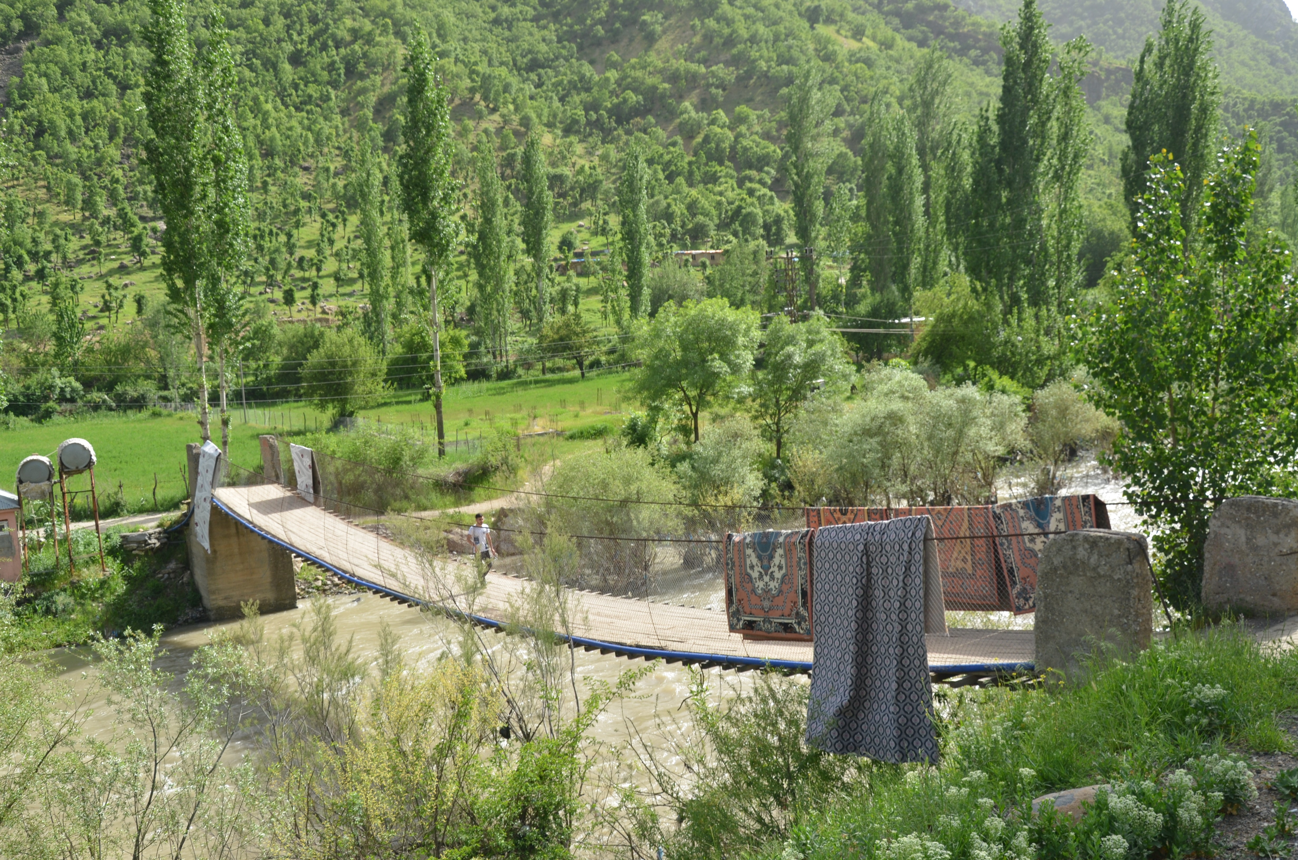 40 yıl önce yapılan tahta köprüyle ihtiyaçlarını karşılıyorlar