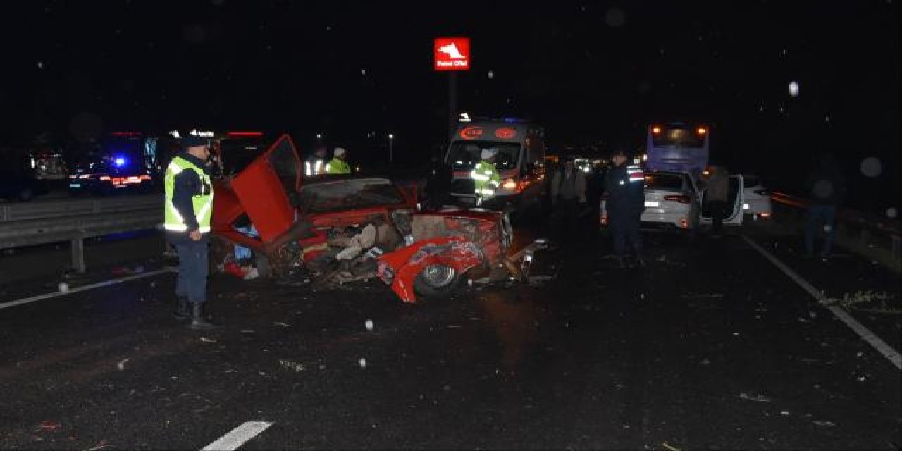 Zincirleme kazada otomobil paramparça oldu, karı-koca öldü