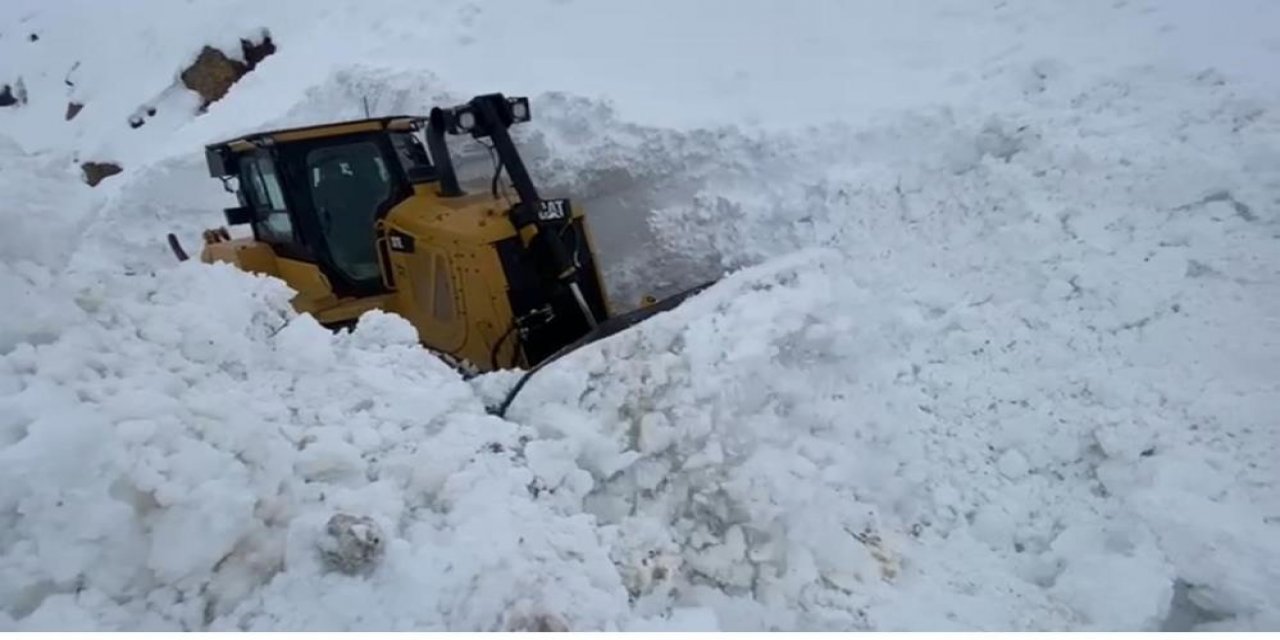 Şırnak’ta iş makineleri kar kalınlığı altında kayboldu