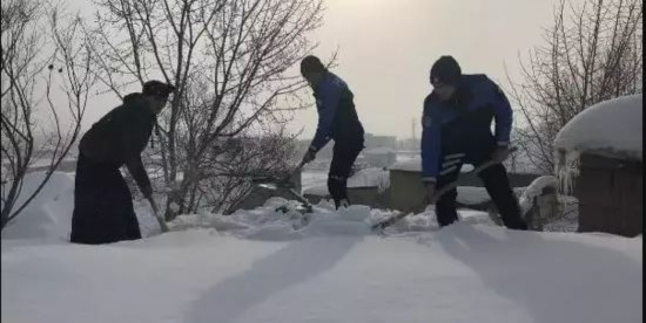 Hakkari Polisinden Karlı Damda Büyük Jest