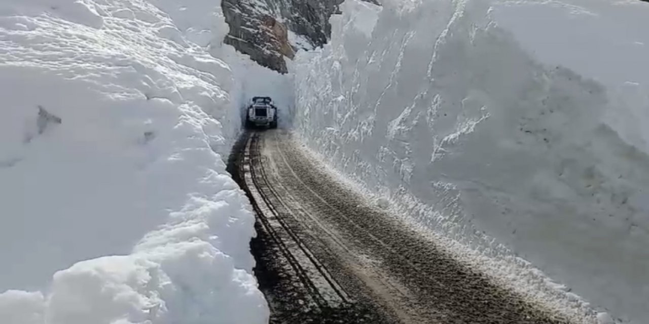 Yol kapandı, Hakkari'de kardan 8 metrelik tüneller açıldı