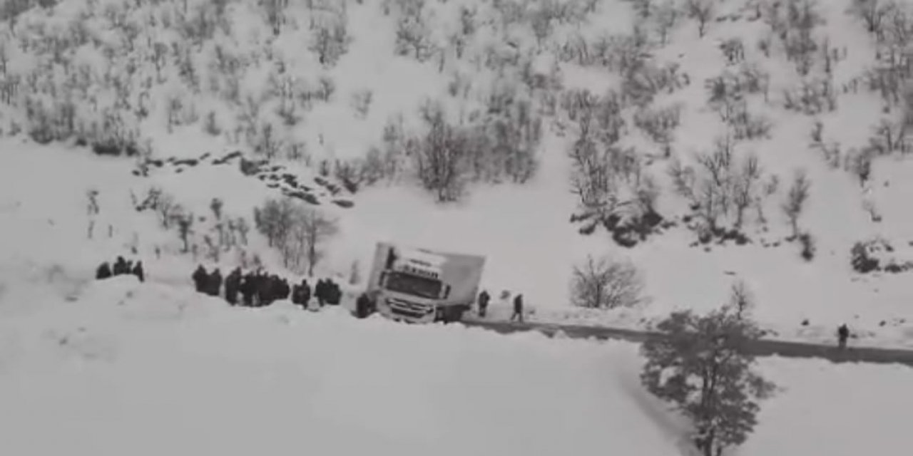 Tır Kontrolden Çıktı! Uludere Beytüşşebap Yolu Trafiğe Kapandı