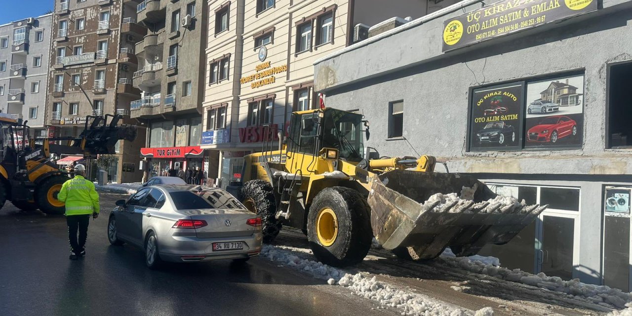 Şırnak Belediyesi Kar Küreme Çalışmalarını Sürdürüyor