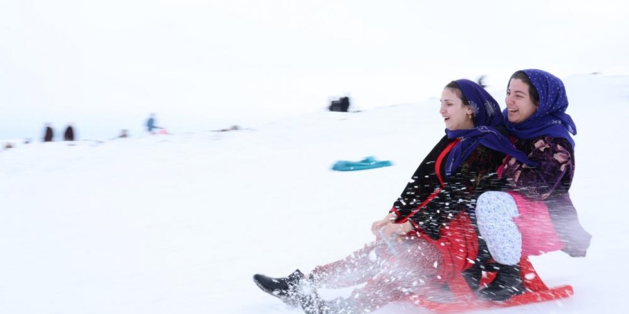 Fistanlı ve şalvarlı kayak keyfi renkli görüntüler oluşturdu