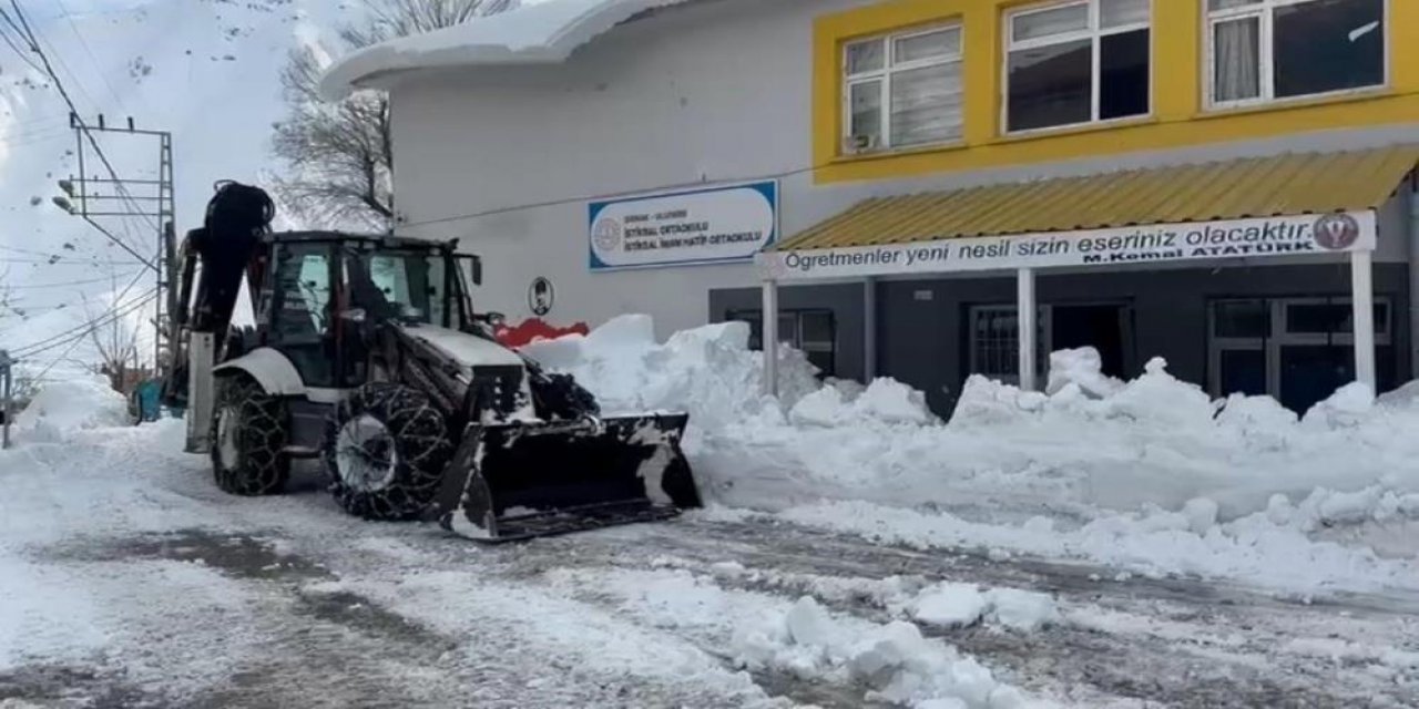 Okulların açılması nedeniyle Şırnak'ta okullar temizleniyor