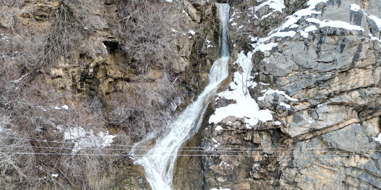 Şırnak’ta şelaleler buz tuttu, havadan kartpostallık görüntüler