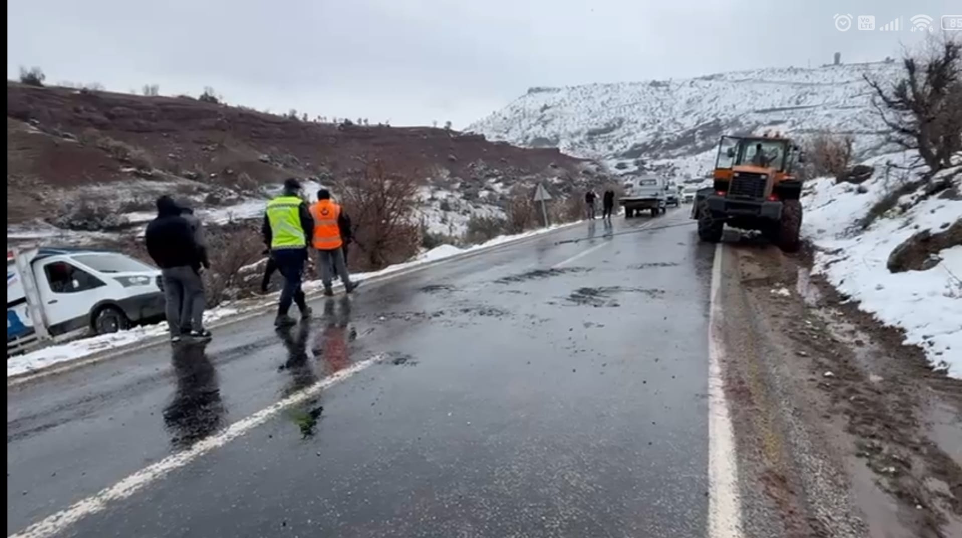 Şırnak-Siirt Karayolu'nda Kar Nedeniyle Mahsur Kalan 25 Araç Kurtarıldı