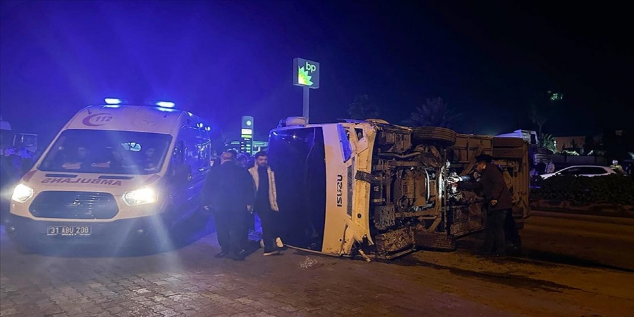 Polisleri taşıyan araç devrildi, 11 yaralı