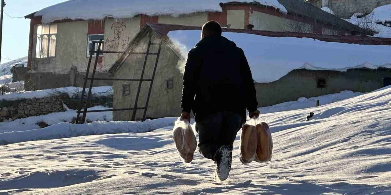 Depremde hayatını kaybedenler için köy köy gezerek ekmek dağıttı