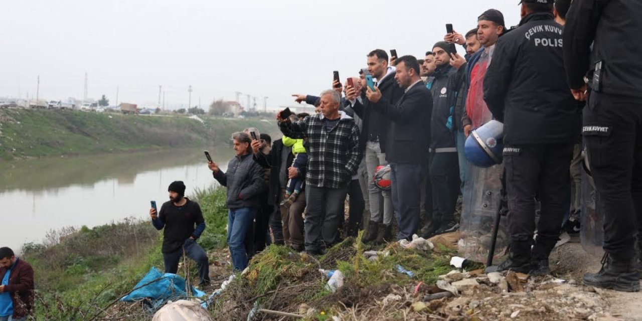 Meraklı kalabalığın ortasında araç ve ölen kişi çıkarıldı