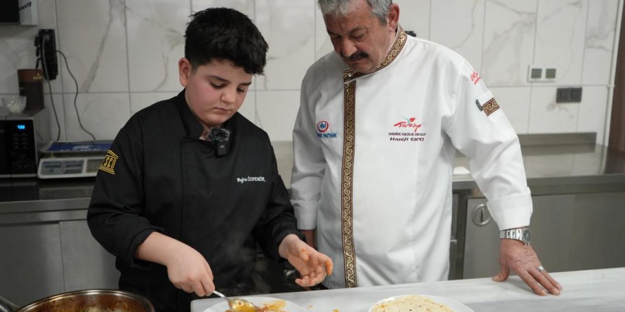 13 Yaşındaki Buğra, Depremzedelere Yemek Yaparken Aşçılığa Merak Saldı