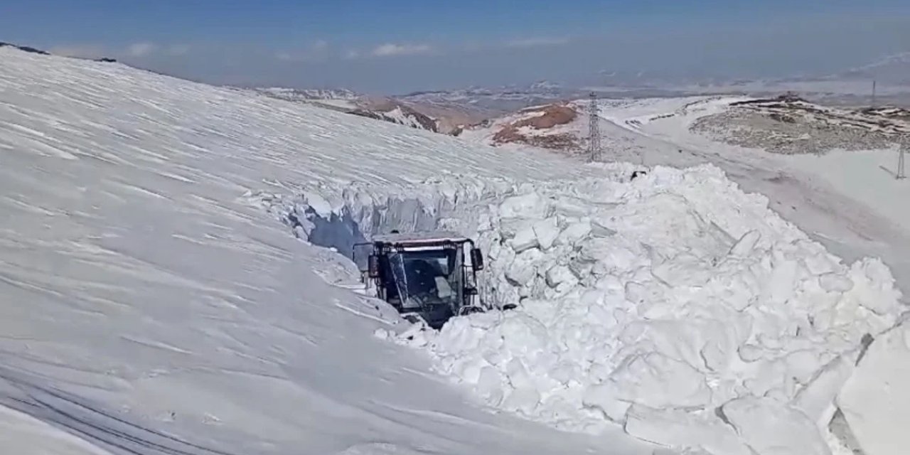 Hakkari’de Kar Tüneli Oluştu: İşte Görüntüler