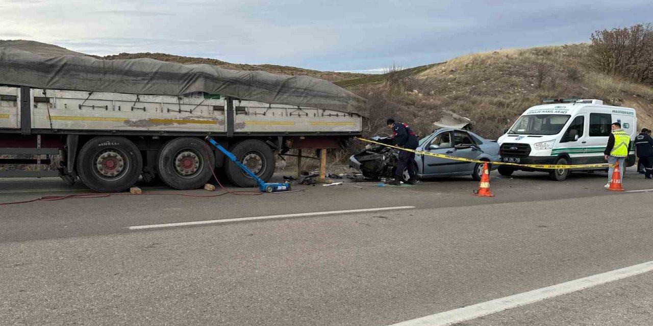 Tıra çarpan otomobilde 2 kişi öldü