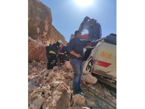 Mardin'de kaya parçası iş makinesinin üzerine devrildi: 1 ölü, 1 yaralı