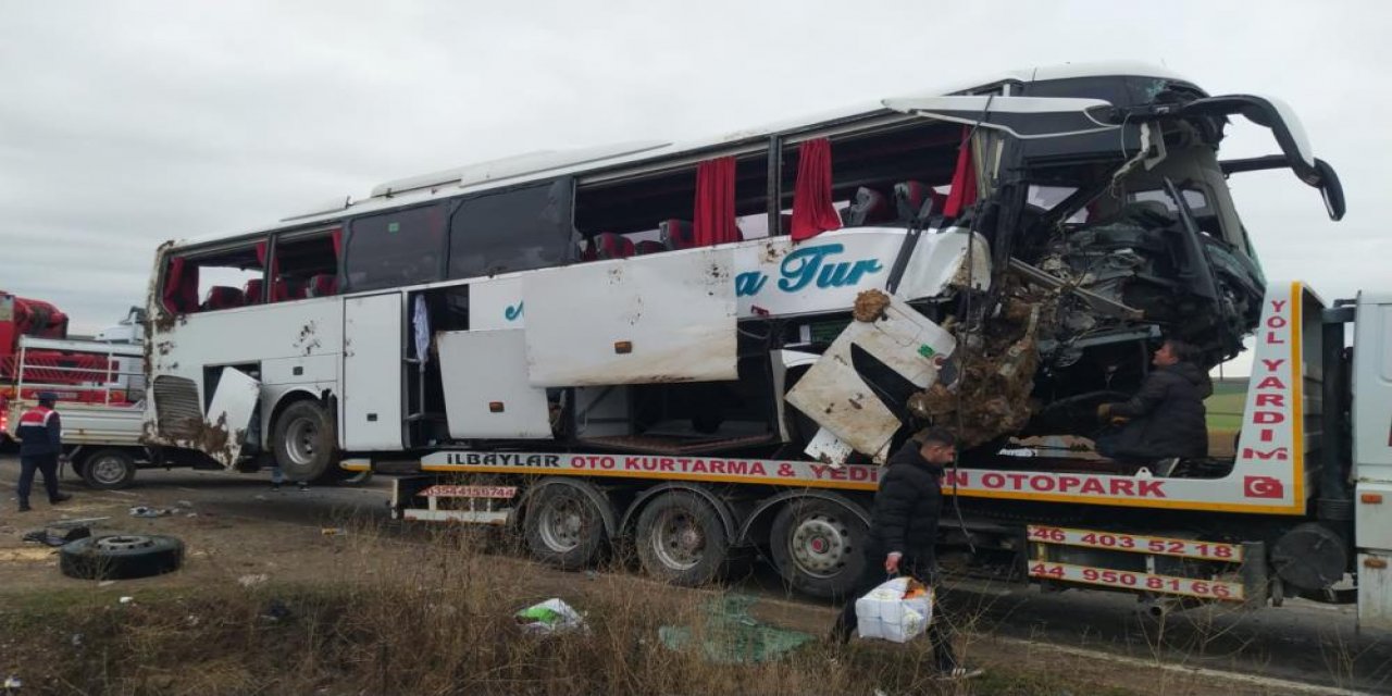 Yolcu Otobüsü Kaza Yaptı: 1 Ölü 3'ü Ağır 18 Kişi Yaralandı