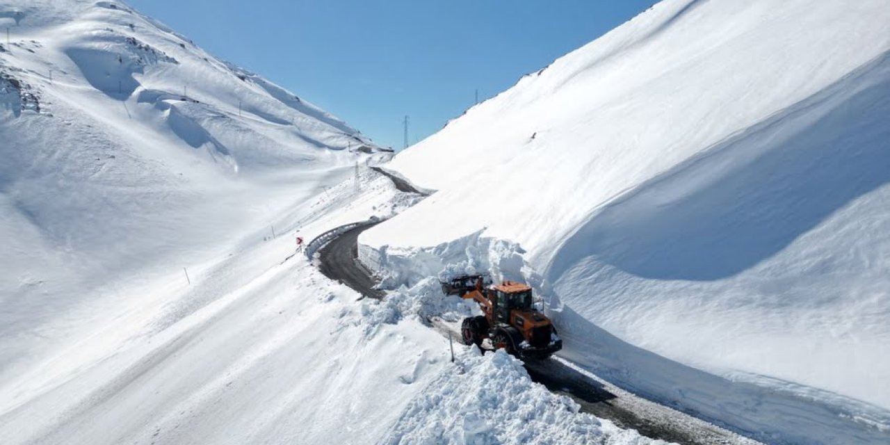 Şırnak’ta kar kalınlığının 5 metreyi bulduğu 2 bin üstü rakımlı geçit ulaşıma açıldı