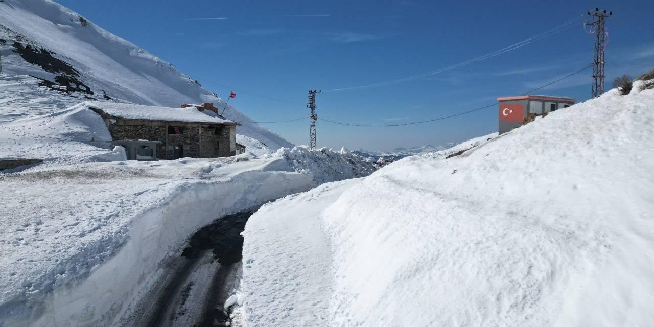 Hakkari'de kardan dolayı 17 yerleşim yerine ulaşım sağlanamıyor