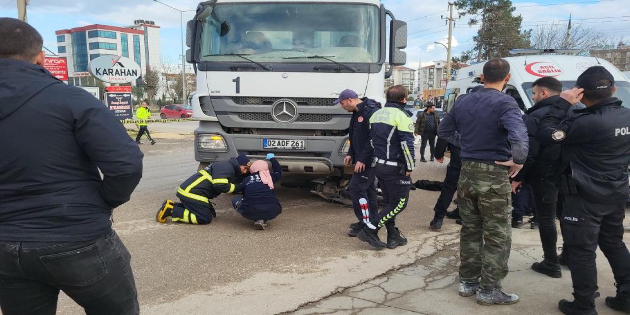 Motosiklet kamyonun altına girdi: 1 ölü, 1 yaralı